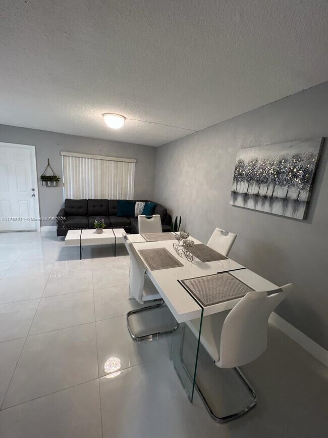 Foto del edificio - 7910 Taft St