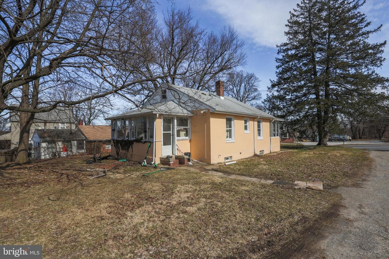 Foto principal - 622-A Hammonds Ferry Rd