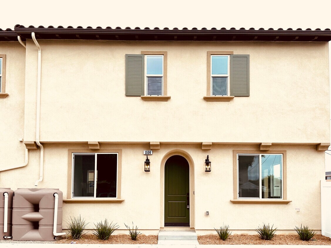 Primary Photo - 1556 Plaza del Amo