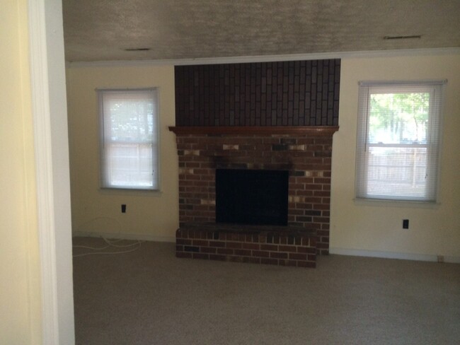 Foto del edificio - 3 Bed, 1.5 Bath Bon Air Rancher with Brick...