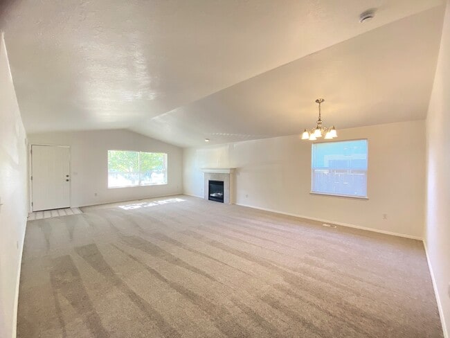 Vaulted Ceilings - 12733 SE 23rd Avenue