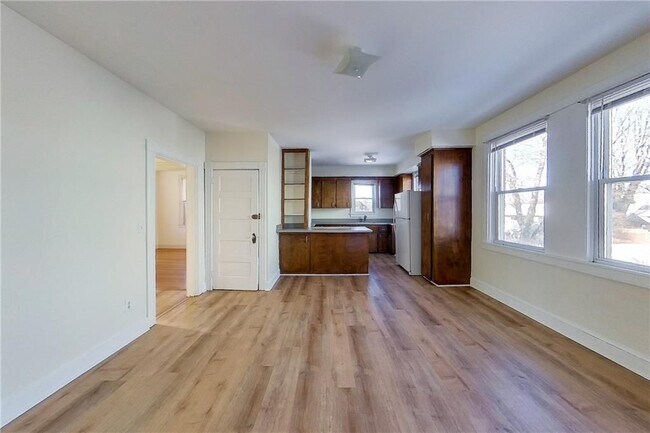 Foto del edificio - 6 Russell Ave