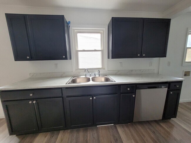 Building Photo - Recently Renovated 2 Bedroom 1 Bath Home!