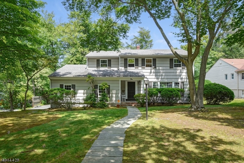 Primary Photo - 1 Side Hill Ct