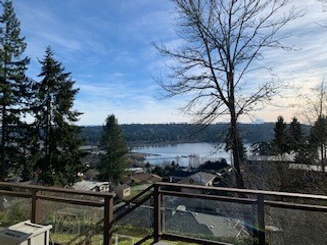Foto del edificio - 4 BR 2.5 BA Mid-Century Modern with View of L.k WA. Lake Forrest Park $4500/MO