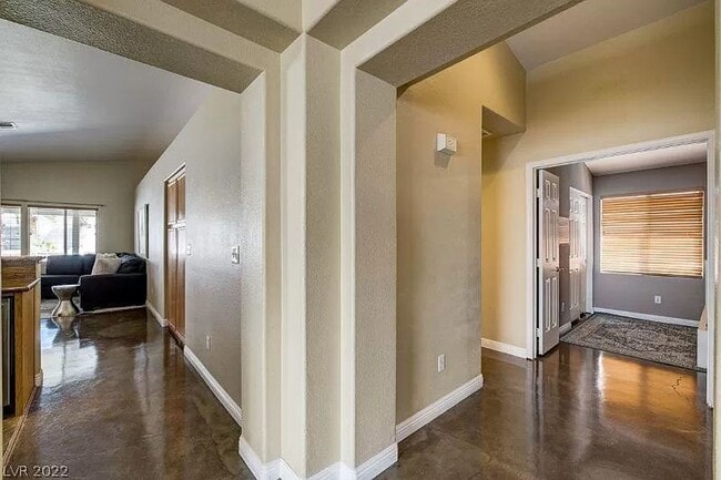 Building Photo - FULLY FURNISHED single story home