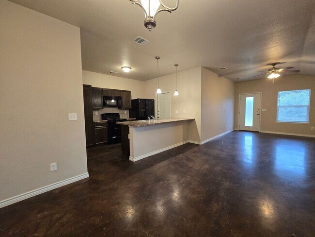 Foto del edificio - 905 Rosewood Dr