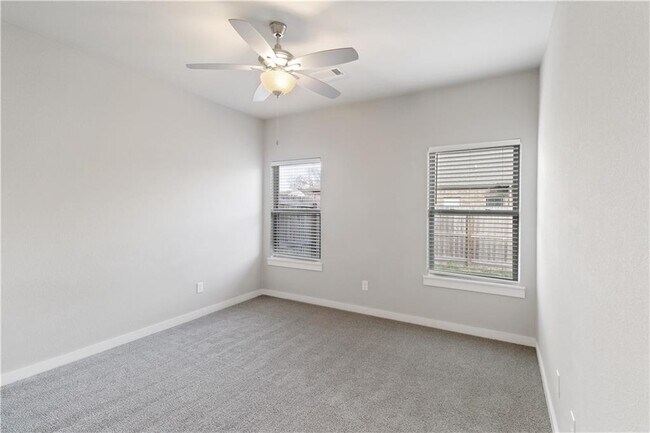 Foto del edificio - 402 Barbet Dr