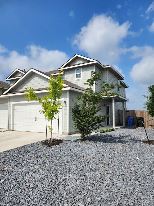 Foto del edificio - 3421-3423 Haylee Grace Pl
