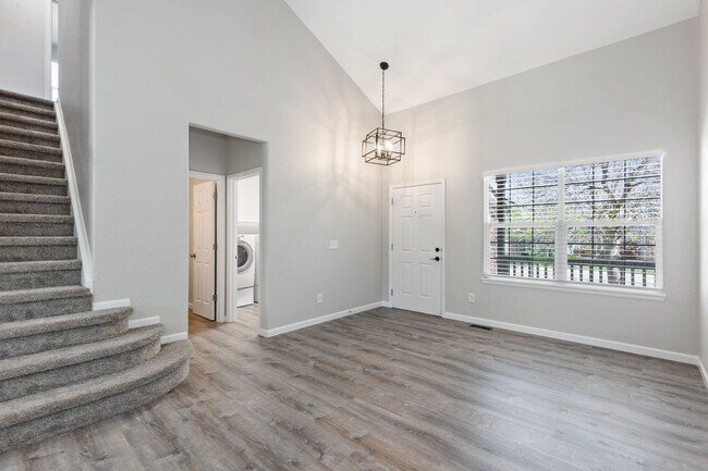 Foto del edificio - Spacious 5 bedroom home in the heart of Pa...