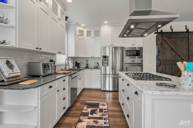 Building Photo - SEASONAL RANCH HOME