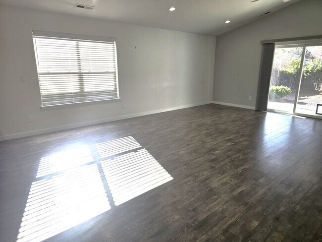 Foto del edificio - 3 bed 2 bath Home for Rent in Grants Pass