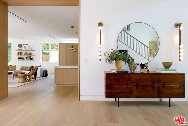 Building Photo - 2100 San Ysidro Dr