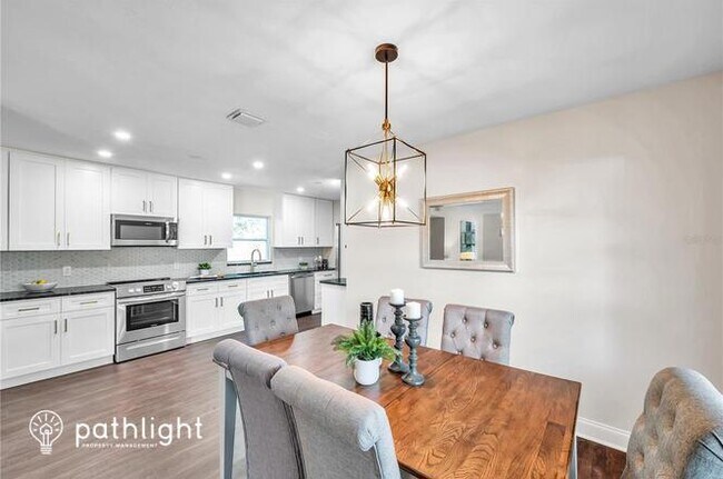 Foto del edificio - 8705 Flame Vine Avenue