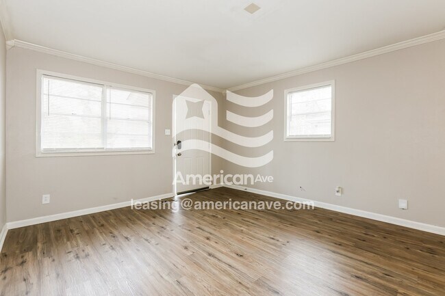 Foto del edificio - 7801 Bradley Dr