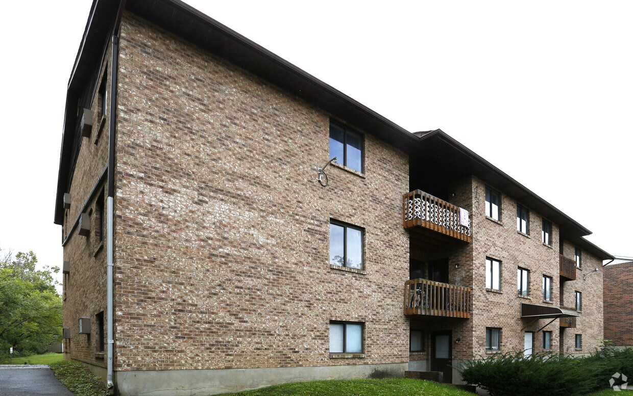 Building Photo - 692 Gordon Smith