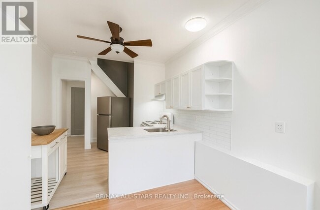 Building Photo - 1918 A Queen St E