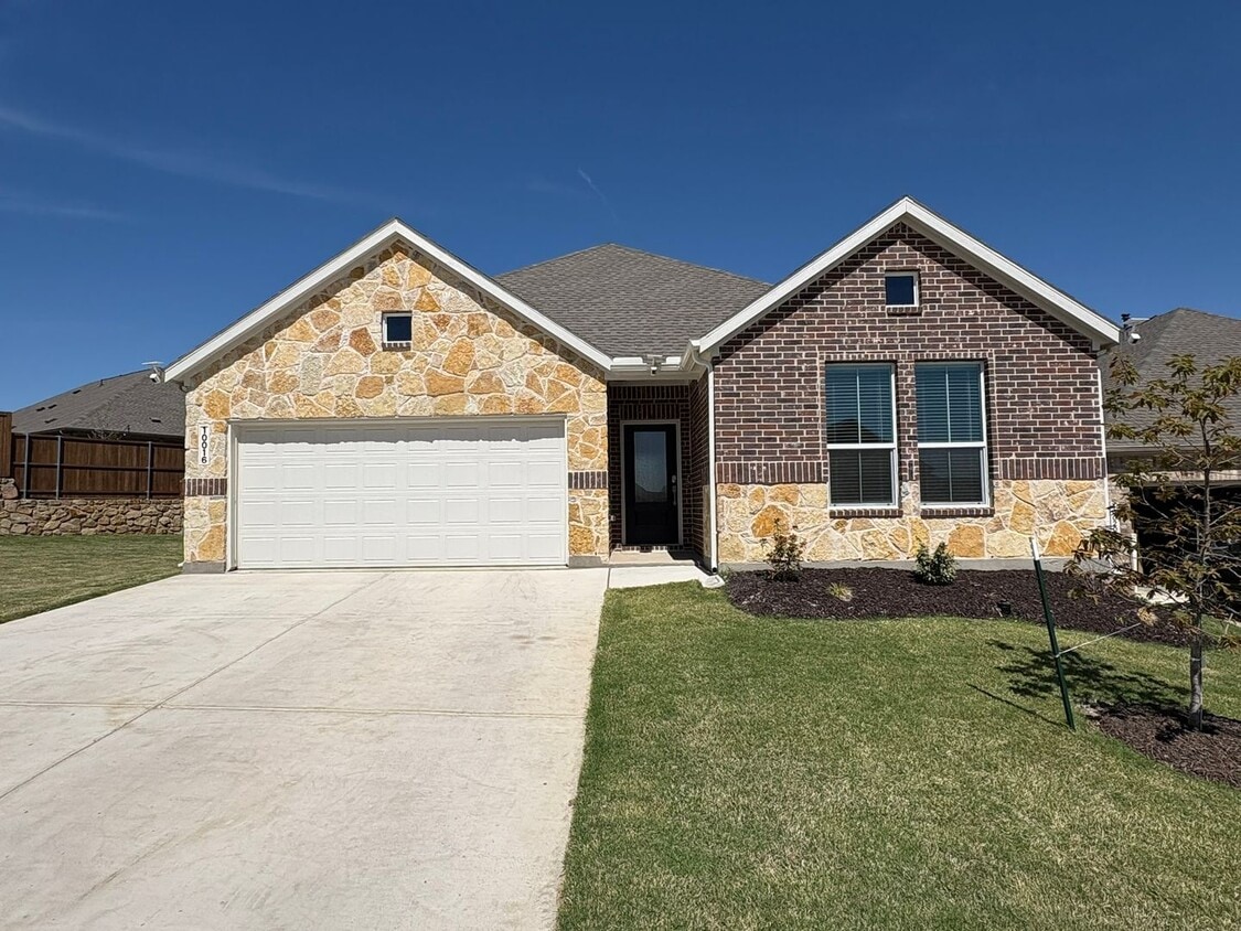 Beautiful Newer 3-2-2 with WOW Yard! May 2026 Move-in! - Beautiful Newer 3-2-2 with WOW Yard!