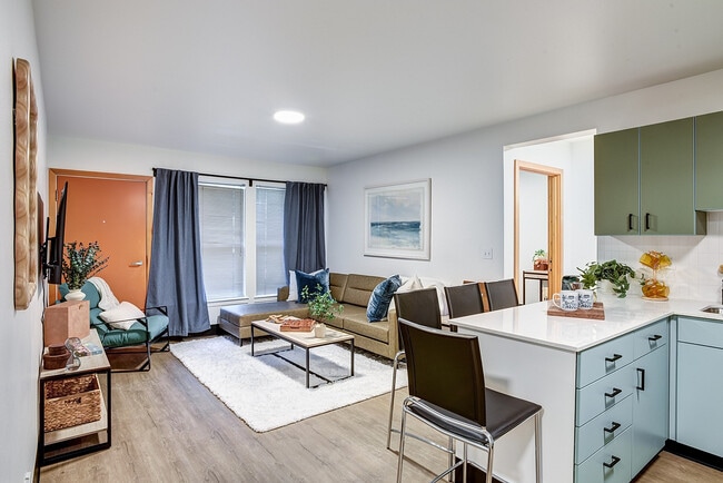Cocina y sala de estar - Nordheim Court UW Student Apartments