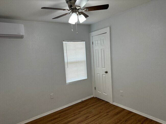 bedroom - 817 E Monroe Ave