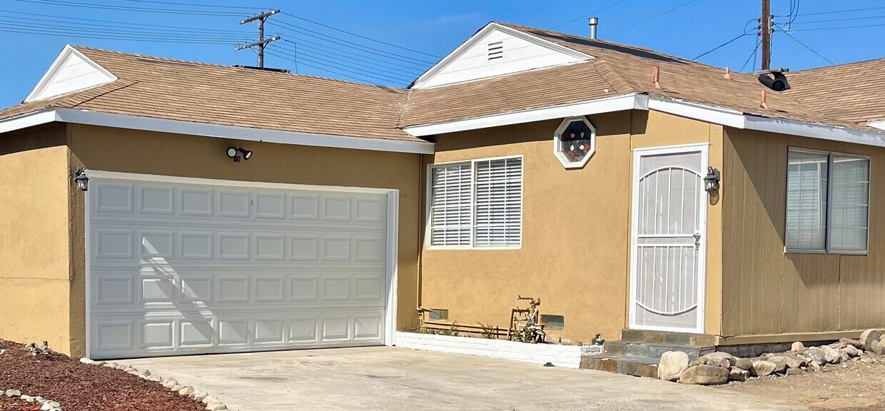 Foto principal - 8246 Beeman Ave