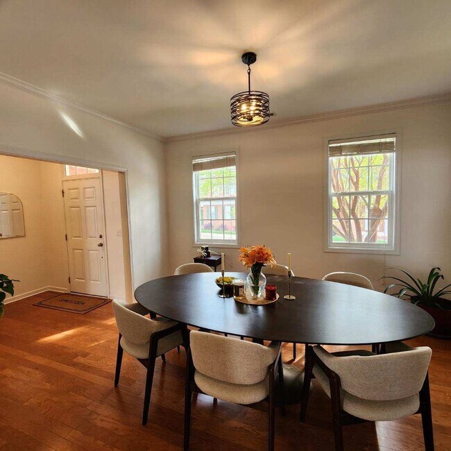 Foto del edificio - Stunning 3BD, 2.5BA Raleigh Townhome with a 1-Car Garage and Premier HOA Amenities