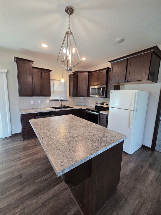 Building Photo - 1553 N Aster Cir