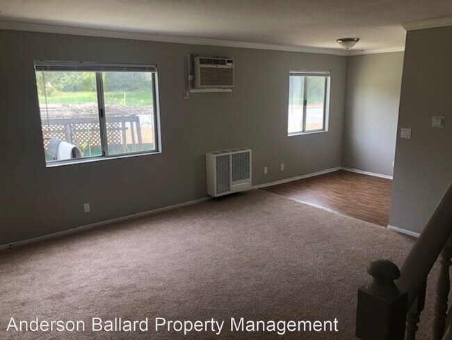 Building Photo - 2323 Del Mar Rd