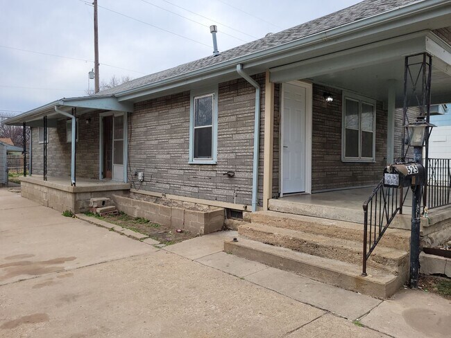 Foto del edificio - 3 Bed 2 Bath Bungalow walking distance to river