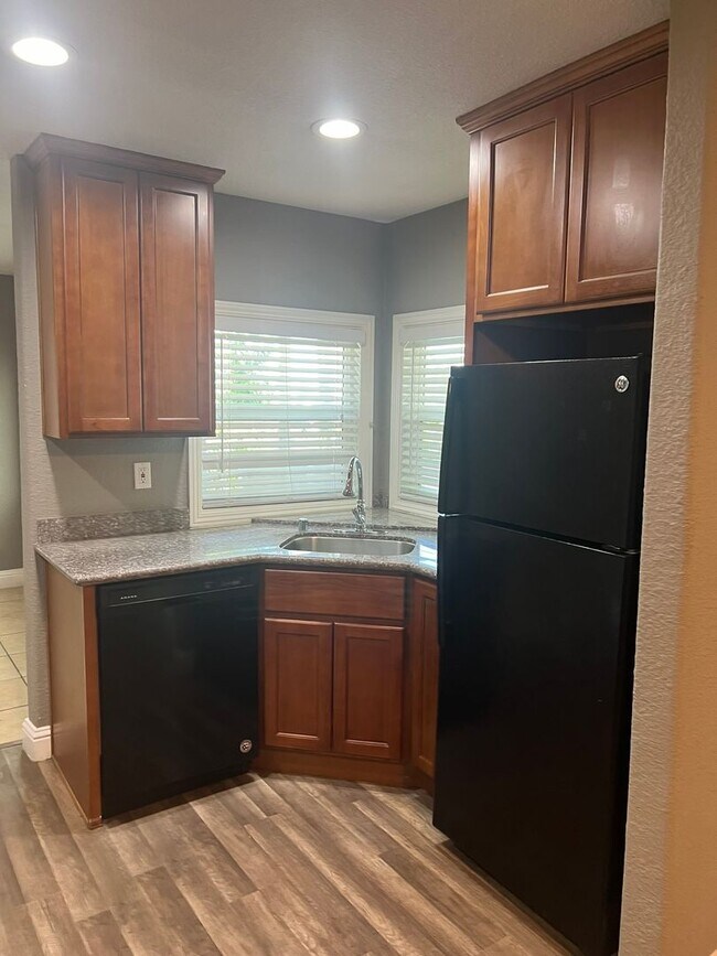 Foto del edificio - **PENDING** 4 Bedroom, 2 Bathroom House In...