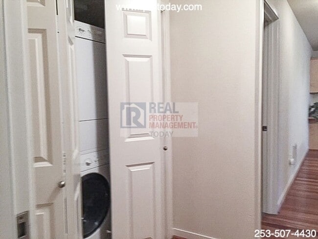 Building Photo - Stunning 2 Bedroom Condo With Garage!