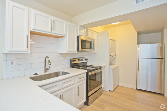 1BR, 1BA - 630 SF - Highland 24