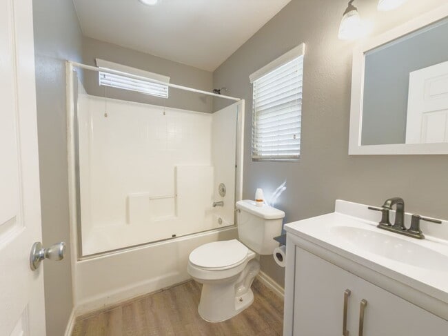 Building Photo - 8959 Wedgewood Ct