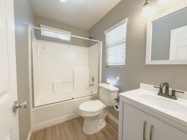 Foto del edificio - 8959 Wedgewood Ct