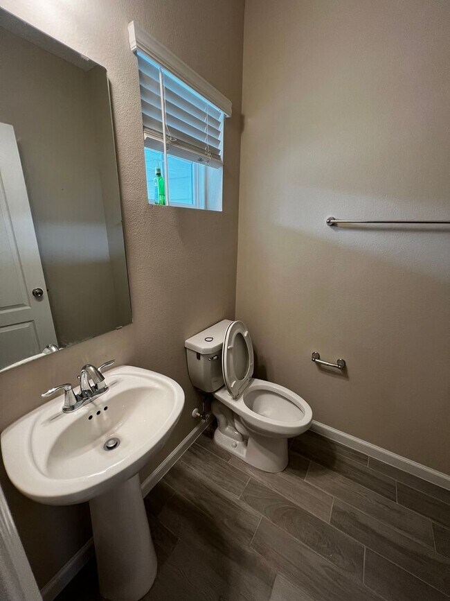 Foto del edificio - Beautiful 3 Bed 2.5 Bath Townhome with att...
