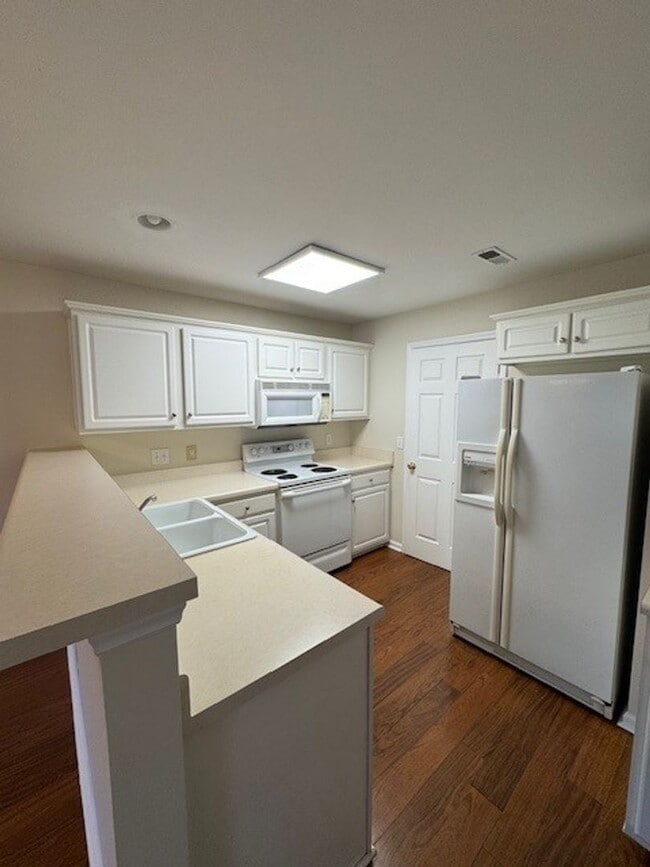 Building Photo - READY TO MOVE IN! 2 Beds 2 Baths!