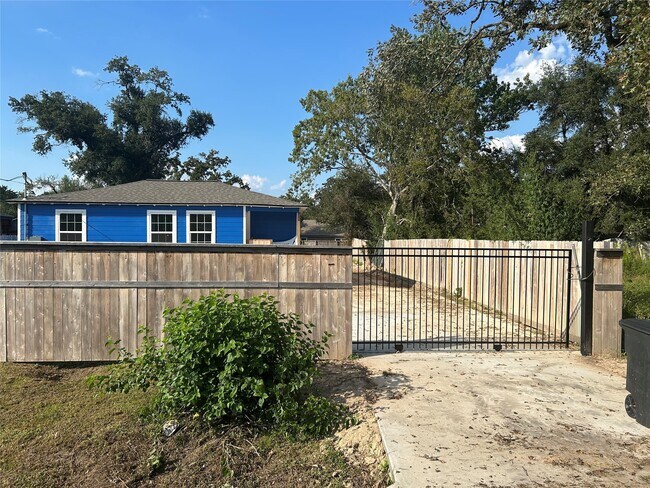 Foto del edificio - 5617 Westbrook Rd