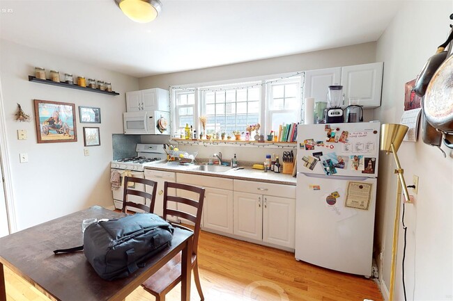 Building Photo - 21 Tufts St