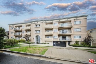 Building Photo - 937 12th St