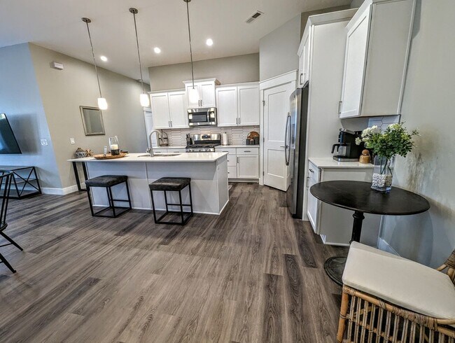 Building Photo - BRAND NEW Star Townhome!