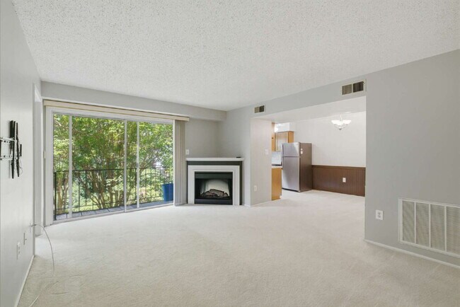 Building Photo - Lakeside End-Unit Condo Near Metro Convenience