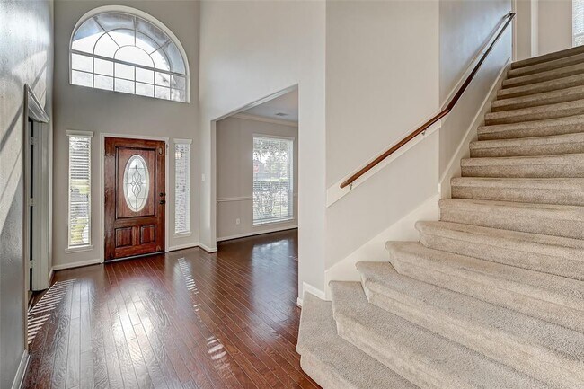 Foto del edificio - 6330 Cedardale Falls Dr