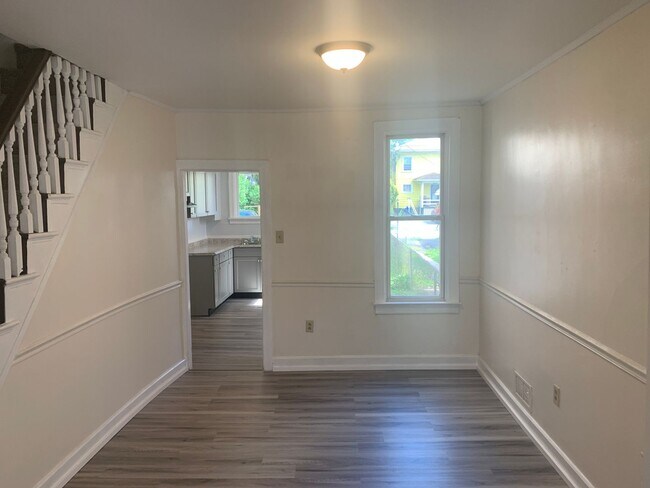 Building Photo - East End 3 Bedroom House with yard and par...
