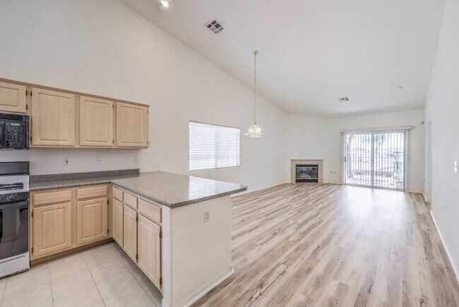 Building Photo - 2 bd / 2 ba / 2 car garage townhouse in He...
