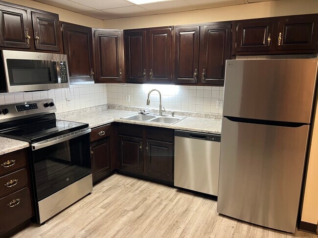 Building Photo - 2526 Rebecca Ct W