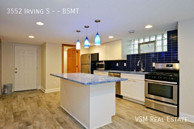 Foto del edificio - Renovated 1 Bed/1 Bath Unit Next To Lake B...