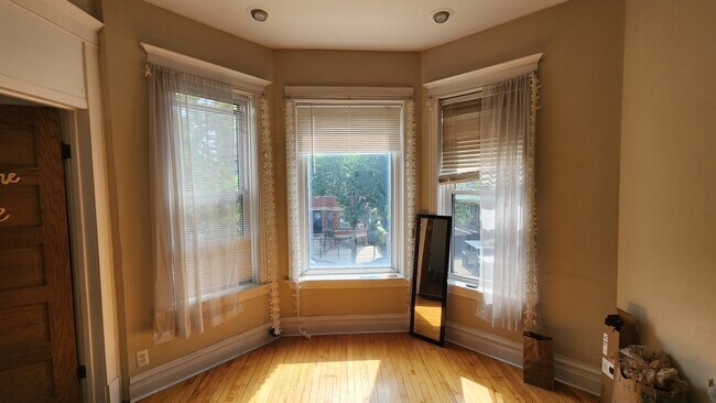 Foto del edificio - 928 S Claremont Ave