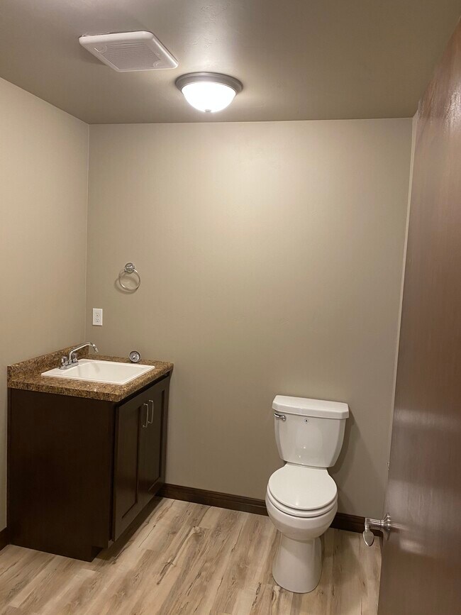 HALF BATH LAUNDRY - 629 Diversity Dr