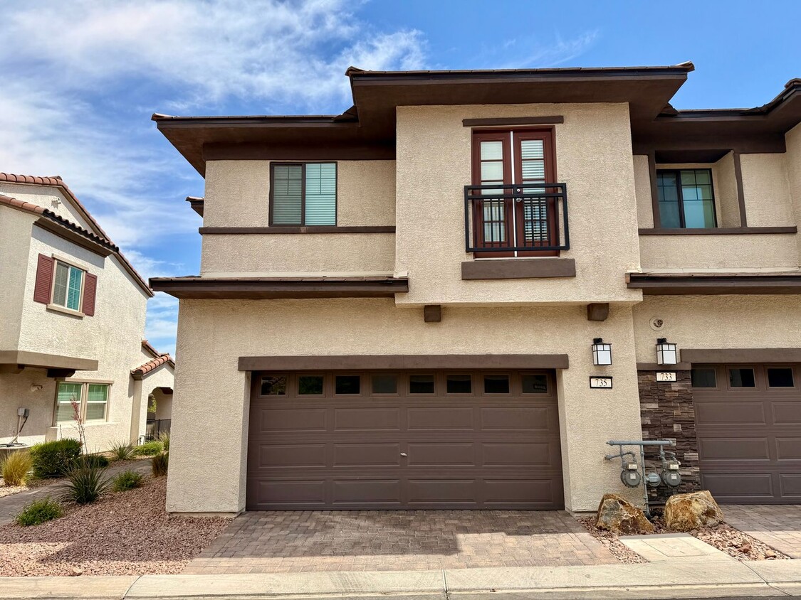 Primary Photo - 3 BED 2.5 BATH 2 CAR GARAGE TOWNHOUSE w/ L...