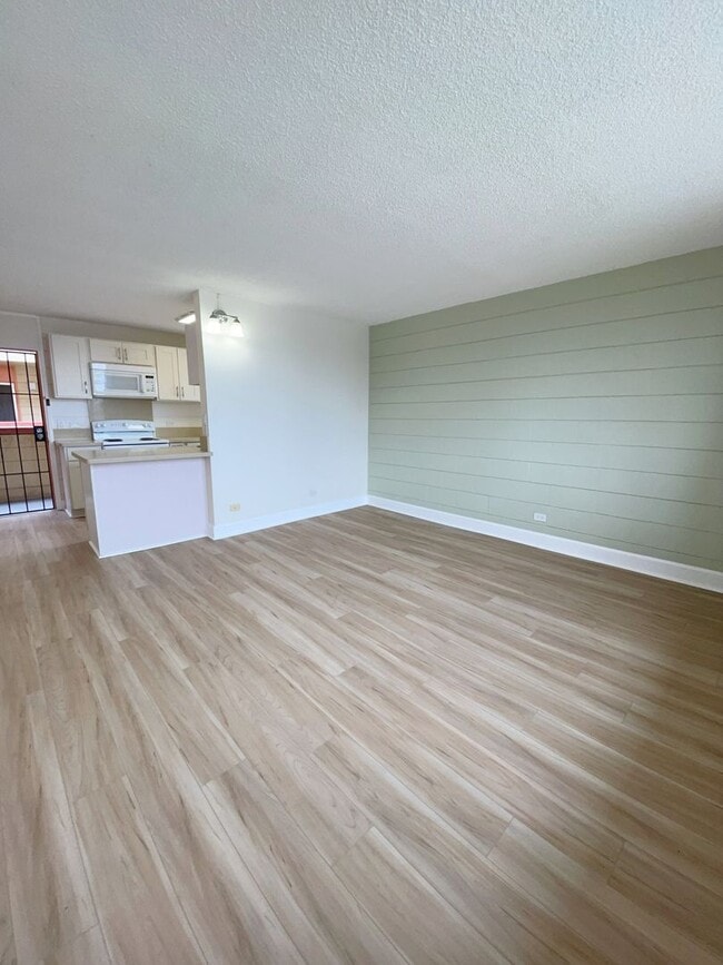 Building Photo - Nalanui Hale - 2 bed, 1 bath, 1 parking
